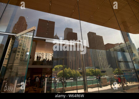 Skyline von Chicago in den Fenstern der Apple Store Pioneer Court Michigan Avenue Chicago, IL USA wider Stockfoto