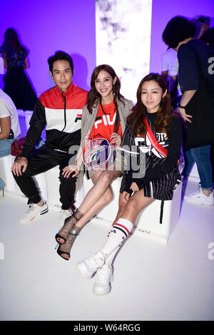 Hong Kong US-amerikanischer Schauspieler und Sänger Kevin Cheng, Links, und Hong Kong geborene kanadische Schauspielerin Grace Chan, Mitte, nehmen an der Fila fashion show während der Stockfoto