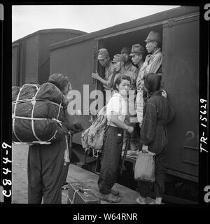 Demobilisierte japanische Soldaten Menge Züge in Hiroshima auf dem Weg nach Hause.; Allgemeine Hinweise: Verwenden Sie Krieg und Konflikt Nummer 1247 bei der Bestellung eine Reproduktion oder Anforderung von Informationen zu diesem Bild. Stockfoto