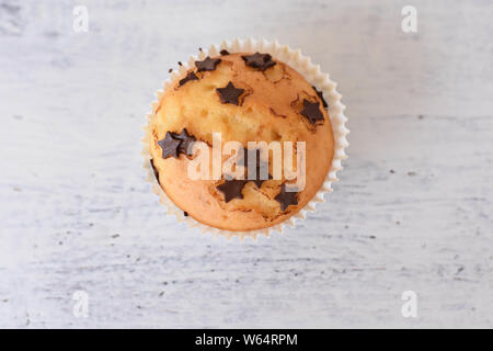 Süße leckere hausgemachte Vanille muffin whit Chocolate Chips am weißen Holz- Hintergrund Stockfoto