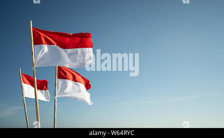 Indonesien Flagge unter blauen Himmel Stockfoto