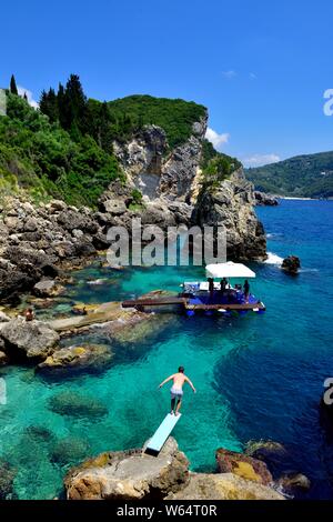 Sequentielle Aufnahmen von einem Mann Tauchen ins Meer, La Grotta Beach Bar, Paleokastritsa, Korfu, Griechenland Stockfoto
