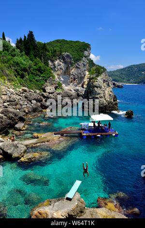 Sequentielle Aufnahmen von einem Mann Tauchen ins Meer, La Grotta Beach Bar, Paleokastritsa, Korfu, Griechenland Stockfoto