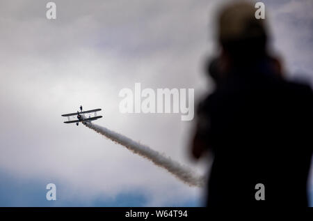 Katie Rose Hobbs und Kirsten Elizabeth Pobjoy der Britischen Blau Legende aerobatic Team während der 2018 Konferenz in Anshun Huangguoshu Flug ci ausführen Stockfoto