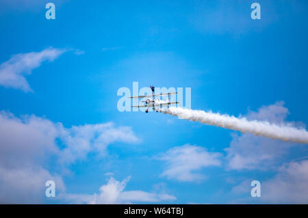 Katie Rose Hobbs und Kirsten Elizabeth Pobjoy der Britischen Blau Legende aerobatic Team während der 2018 Konferenz in Anshun Huangguoshu Flug ci ausführen Stockfoto