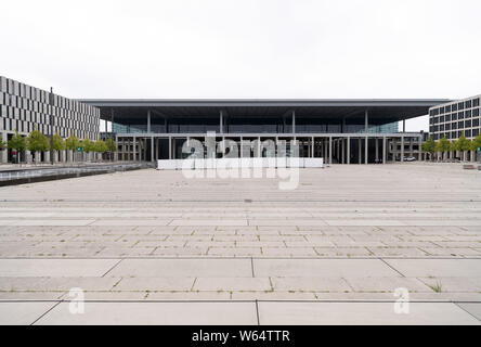 30 Juli 2019, Berlin: Der Eingang zum Terminal am Flughafen Berlin Brandenburg. Foto: Soeren Stache/dpa Stockfoto