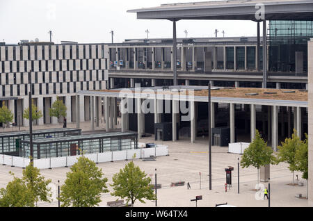 30 Juli 2019, Berlin: Bäume wachsen vor dem Eingang zum Terminal am Flughafen Berlin Brandenburg. Foto: Soeren Stache/dpa Stockfoto