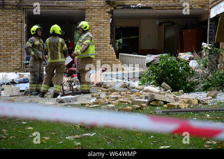 Notdienste an der Szene in Garratt Lane, Wandsworth, London, wo drei Menschen in eine Gasexplosion in einem Mehrfamilienhaus verletzt worden. Stockfoto