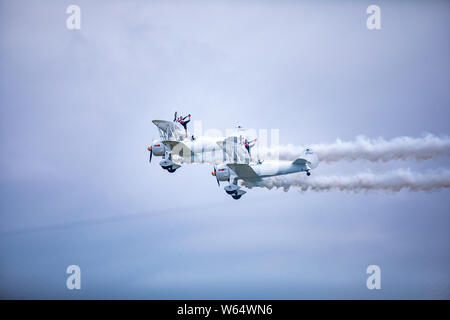 Katie Rose Hobbs und Kirsten Elizabeth Pobjoy der Britischen Blau Legende aerobatic Team während der 2018 Konferenz in Anshun Huangguoshu Flug ci ausführen Stockfoto