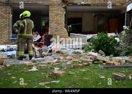 Notdienste an der Szene in Garratt Lane, Wandsworth, London, wo drei Menschen in eine Gasexplosion in einem Mehrfamilienhaus verletzt worden. Stockfoto