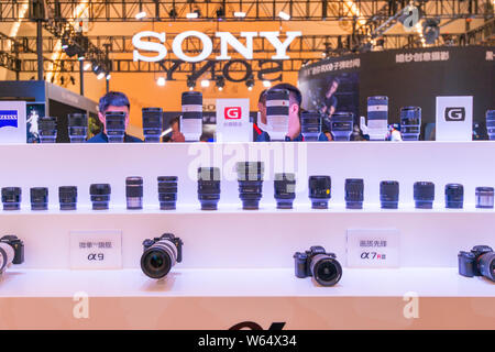 ---- Leute besuchen Sie den Stand von Sony während der Expo in Peking, China, 5. Mai 2018. Sony Produkte wurden zuerst in dem chinesischen Festland i eingeführt Stockfoto