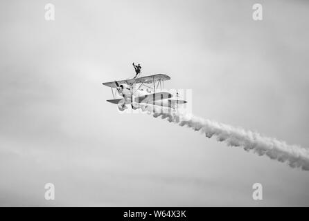 Katie Rose Hobbs und Kirsten Elizabeth Pobjoy der Britischen Blau Legende aerobatic Team während der 2018 Konferenz in Anshun Huangguoshu Flug ci ausführen Stockfoto