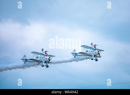 Katie Rose Hobbs und Kirsten Elizabeth Pobjoy der Britischen Blau Legende aerobatic Team während der 2018 Konferenz in Anshun Huangguoshu Flug ci ausführen Stockfoto