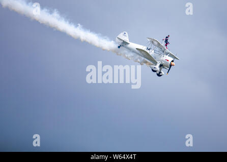 Katie Rose Hobbs und Kirsten Elizabeth Pobjoy der Britischen Blau Legende aerobatic Team während der 2018 Konferenz in Anshun Huangguoshu Flug ci ausführen Stockfoto