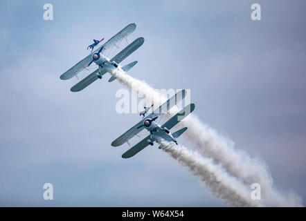 Katie Rose Hobbs und Kirsten Elizabeth Pobjoy der Britischen Blau Legende aerobatic Team während der 2018 Konferenz in Anshun Huangguoshu Flug ci ausführen Stockfoto