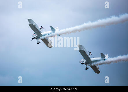 Katie Rose Hobbs und Kirsten Elizabeth Pobjoy der Britischen Blau Legende aerobatic Team während der 2018 Konferenz in Anshun Huangguoshu Flug ci ausführen Stockfoto