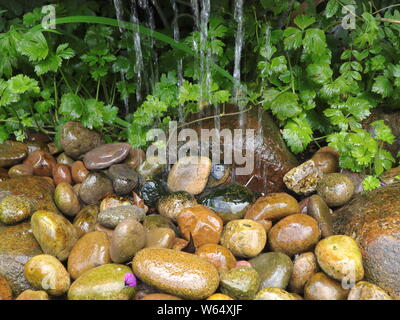 Kies und Wasser - Datum Juli 2019 Stockfoto