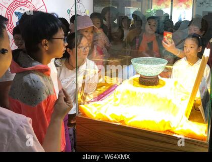 Besucher anzeigen dünnste Hetian Jade der Welt Schüssel in einem Museum in der Stadt Urumqi, Xinjiang im Nordwesten Chinas Provinz, 28. August 2018. Die xinjiang Reco Stockfoto