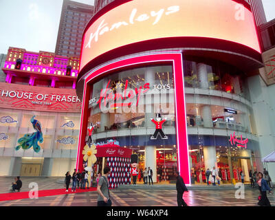 ---- Fußgänger vorbei ein Flagship Store der britische Spielwarenhändler Hamley's an einem Abteilung Speicher von House of Fraser Gruppe in Nanjing City, East C Stockfoto