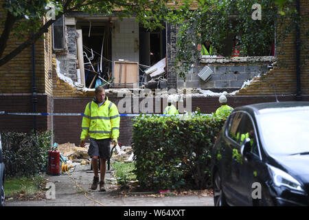 Notdienste an der Szene in Garratt Lane, Wandsworth, London, wo drei Menschen in eine Gasexplosion in einem Mehrfamilienhaus verletzt worden. Stockfoto