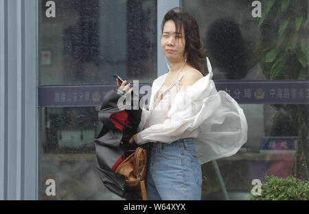 Ein fussgänger Braves starker Wind von Typhoon typhoon Rumbia, der 18. des Jahres, in Nanjing city verursacht, der ostchinesischen Provinz Jiangsu, 17. August 2018 Stockfoto