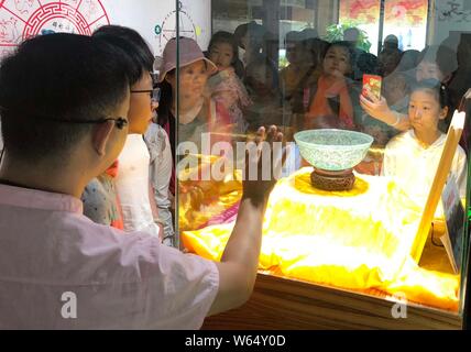 Besucher anzeigen dünnste Hetian Jade der Welt Schüssel in einem Museum in der Stadt Urumqi, Xinjiang im Nordwesten Chinas Provinz, 28. August 2018. Die xinjiang Reco Stockfoto