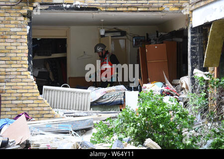 Notdienste an der Szene in Garratt Lane, Wandsworth, London, wo drei Menschen in eine Gasexplosion in einem Mehrfamilienhaus verletzt worden. Stockfoto