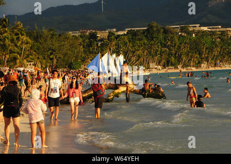 ---- Touristen, von denen die meisten aus China sind, besuchen Sie die Insel Boracay, Aklan, die Philippinen, 11. September 2016. Philippinisches Tourismus Sekretär Ber Stockfoto