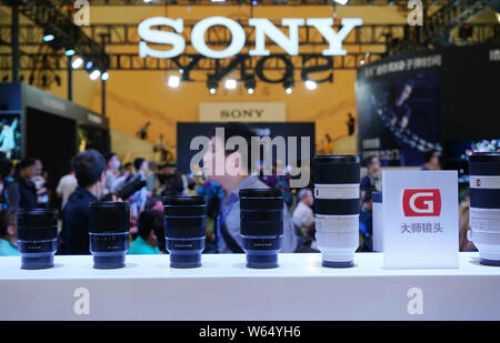 ---- Leute besuchen Sie den Stand von Sony während der Expo in Peking, China, 3. Mai 2018. Sony Produkte wurden zuerst in dem chinesischen Festland i eingeführt Stockfoto