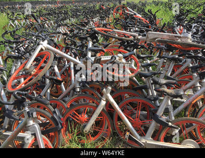 In diesem Luftbild, Tausende von Fahrrädern chinesischen Bike-sharing Service mobike bis zu einem Open Space in Wuhan City gesäumt sind, die zentrale China Hubei pr Stockfoto