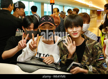 ** TAIWAN AUS ** (von links) Bae Jin-young, Kang Daniel, und Lee Dae-hwi der Koreanischen junge Band will eine Ankunft am Internationalen Flughafen Taoyuan i Stockfoto