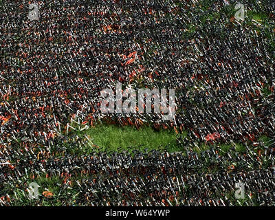 In diesem Luftbild, Tausende von Fahrrädern chinesischen Bike-sharing Service mobike bis zu einem Open Space in Wuhan City gesäumt sind, die zentrale China Hubei pr Stockfoto