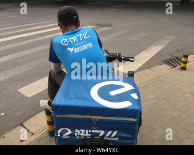 ---- Eine deliveryman der chinesischen Essen Firma Elé. Mir wartet auf Essen Aufträge auf einer Straße in Wuhan City, Central China Provinz Hubei, 27. Juli Stockfoto