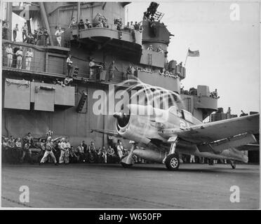 Dynamische statisch. Die Bewegung der Requisiten verursacht eine Aura um das F6F auf der USS Yorktown zu bilden. Schnelle Änderung des Drucks und der Temperatur erstellen Kondensation. Drehen mit Blades, Halo bewegt sich rückwärts, um Tiefe und Perspektive.; Allgemeine Hinweise: Verwenden Sie Krieg und Konflikt Nummer 961 bei der Bestellung eine Reproduktion oder Anforderung von Informationen zu diesem Bild. Stockfoto