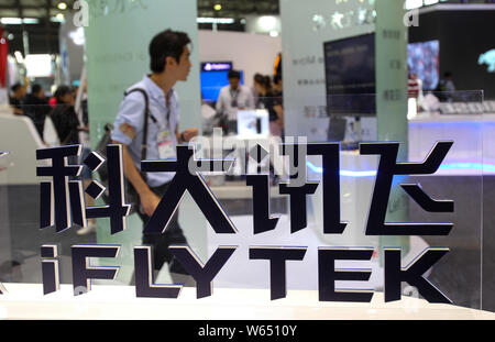 ---- Leute besuchen Sie den Stand von iFlytek während einer Ausstellung in Shanghai, China, 13. Juni 2018. Chinas große künstliche Intelligenz (KI) Unternehmen Stockfoto
