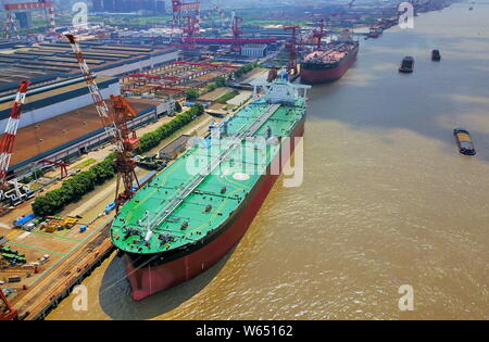 Das neue 308.000 dwt sehr große Crude Carrier (VLCC) "Neue Meister' konstruiert von schiffbauer Nantong Cosco KHI Ship Engineering (NACKS) ist ein Stockfoto