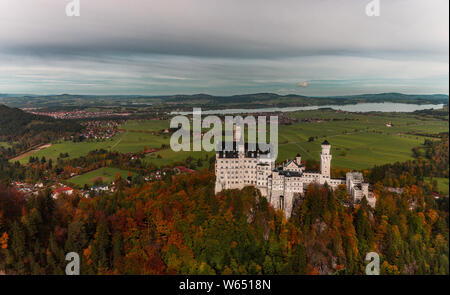 Die berühmte Burg in der Stadt Füssen in Deutschland im Herbst, genannt Schloss Neuschwanstein Stockfoto