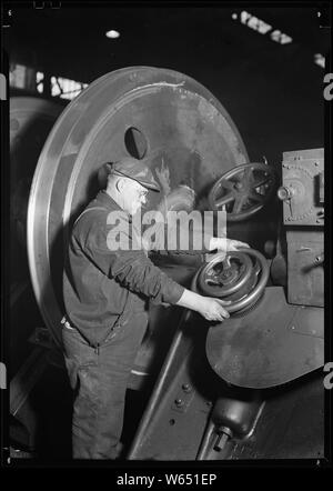 Eddystone, Pennsylvania Railroad Teile. Baldwin Locomotive Works. Maschinist Bearbeitung Rad zu fahren Pin auf über Räder (80 cm Durchmesser) auf neueste Art der Lokomotive. Stockfoto