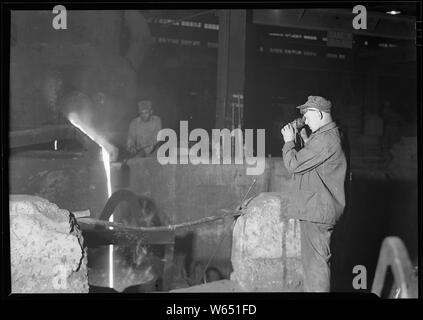 Eddystone, Pennsylvania Railroad Teile. Baldwin Locomotive Works. In der Gießerei. Die Temperatur der Schmelze mit Pyrometer. Stockfoto