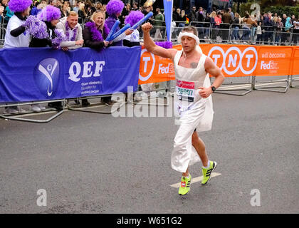 Virgin Money London Marathon 2019 - lange Distanz (26 km) Rennen jedes Jahr veranstaltet und seit 1981 nach der Feststellung von Chris Brasher und John disley unmittelbar nach Brasher im New York City Marathon lief. Rund 33000 Teilnehmer, vor allem Amateuren laufen für Nächstenliebe, geht ein Feld der Elite Athleten (männlich und weiblich), Rollstuhl Racers, und para-Athleten, einschließlich der Sehbehinderte, die in der Regel mit 'Führungen' ausführen. Stockfoto