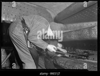 Eddystone, Pennsylvania Railroad Teile. Baldwin Locomotive Works. Kesselschmied tippen für Aufenthalt - Schrauben in Kessel einer modernen Lokomotive. Stockfoto