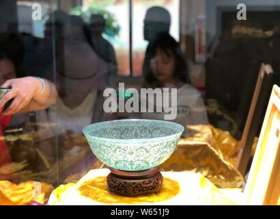 Besucher anzeigen dünnste Hetian Jade der Welt Schüssel in einem Museum in der Stadt Urumqi, Xinjiang im Nordwesten Chinas Provinz, 28. August 2018. Die xinjiang Reco Stockfoto