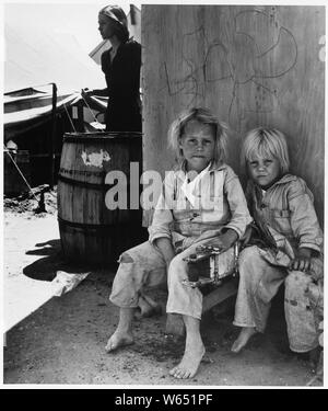 Edison, Kern County, Kalifornien. Kinder von jungen wandernden Eltern. Sie ursprünglich lebte in Texas.; Umfang und Inhalt: Die Bildunterschrift lautet wie folgt: Edison, Kern County, Kalifornien. Kinder von jungen wandernden Eltern. Sie ursprünglich lebte in Texas. Stockfoto