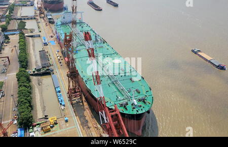 Das neue 308.000 dwt sehr große Crude Carrier (VLCC) "Neue Meister' konstruiert von schiffbauer Nantong Cosco KHI Ship Engineering (NACKS) ist ein Stockfoto