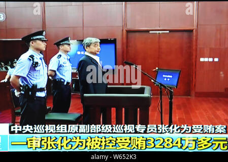 In diesem TV-Greifer von CCTV (China Central Television) am 7. August 2018, Zhang Huawei, Senior Mitglied der Interdisziplinären Kontrolle Mannschaft der Co Stockfoto