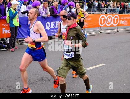 Virgin Money London Marathon 2019 - lange Distanz (26 km) Rennen jedes Jahr veranstaltet und seit 1981 nach der Feststellung von Chris Brasher und John disley unmittelbar nach Brasher im New York City Marathon lief. Rund 33000 Teilnehmer, vor allem Amateuren laufen für Nächstenliebe, geht ein Feld der Elite Athleten (männlich und weiblich), Rollstuhl Racers, und para-Athleten, einschließlich der Sehbehinderte, die in der Regel mit 'Führungen' ausführen. Stockfoto