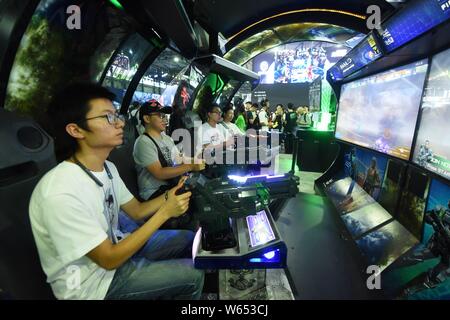 Chinesische Besucher Spielen elektronischer Spiele in der 16. China Digital Entertainment Expo, auch als ChinaJoy 2018 in Shanghai, China, 3. August 201 bekannt Stockfoto