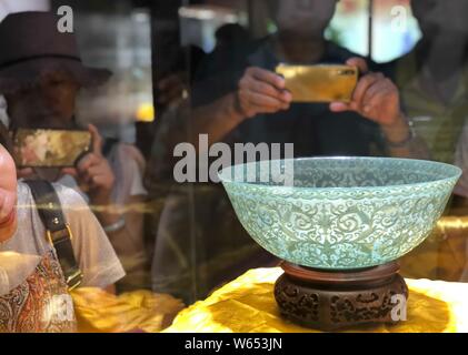 Besucher anzeigen dünnste Hetian Jade der Welt Schüssel in einem Museum in der Stadt Urumqi, Xinjiang im Nordwesten Chinas Provinz, 28. August 2018. Die xinjiang Reco Stockfoto