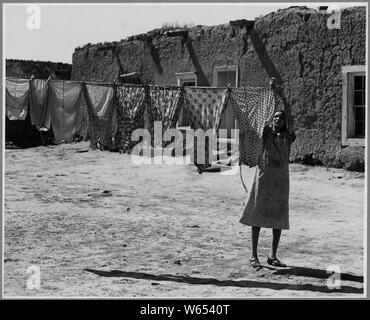 El Cerrito, San Miguel County, New Mexico. Washday. Das Haus im Hintergrund ist vom alten Typ.; Umfang und Inhalt: Die Bildunterschrift lautet wie folgt: El Cerrito, San Miguel County, New Mexico. Washday. Das Haus im Hintergrund ist der alte Art. Stockfoto