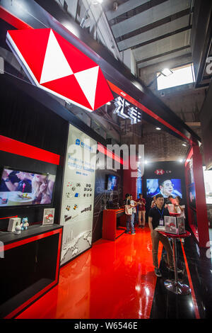 ---- Leute besuchen Sie den Stand von HSBC (Hongkong und Shanghai Banking Corporation Limited) während einer Ausstellung in Shanghai, China, 17. Mai 2018. Stockfoto